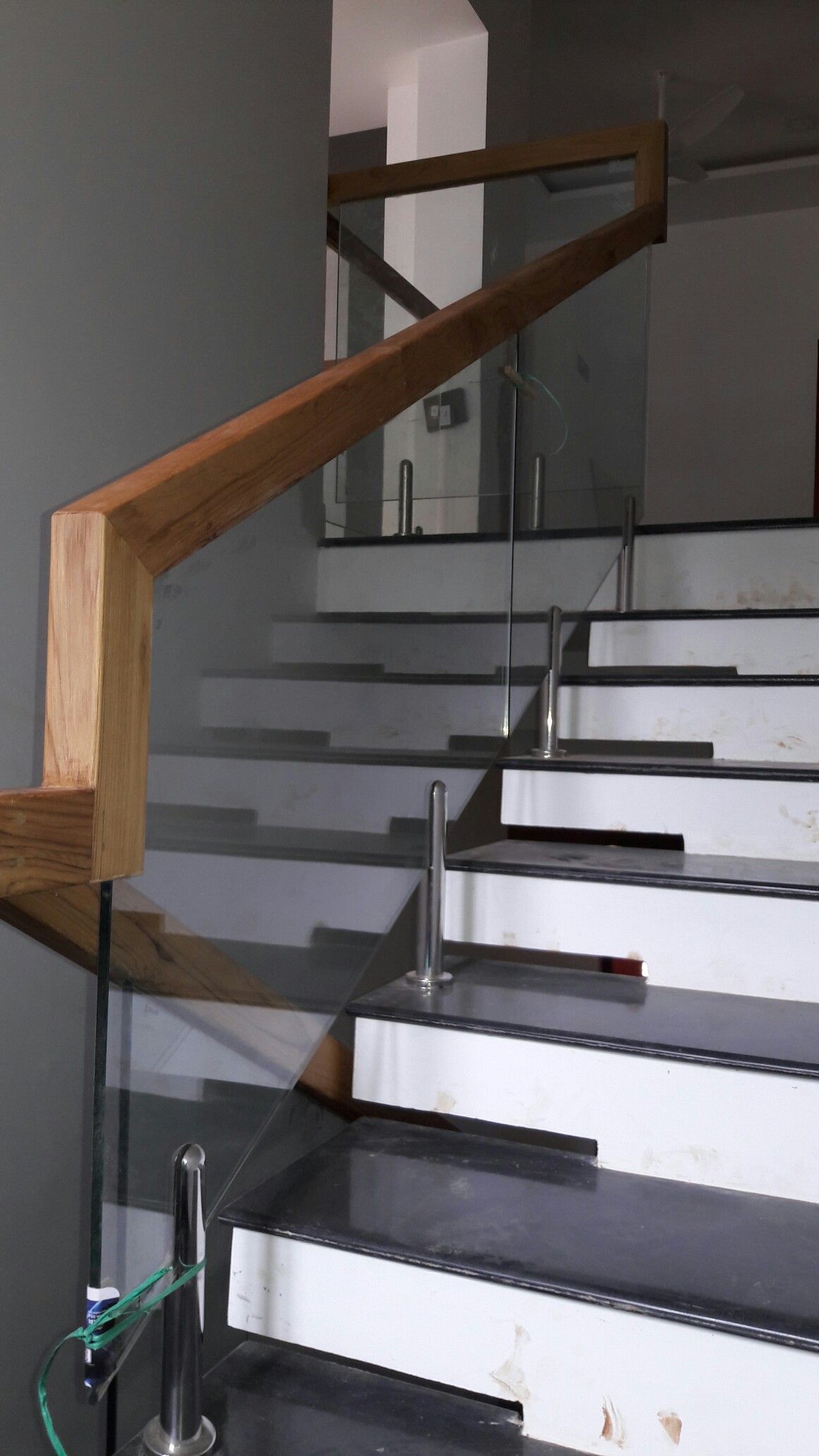 Cầu thang kính trụ ngắn 